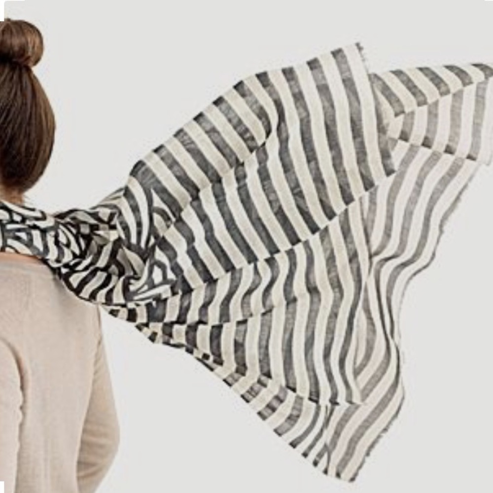 Serena and Lily Lamu Scarf new without tags